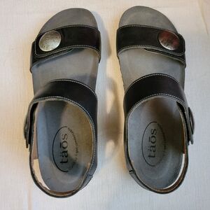 Taos sandals black / silver button size 6 - 6.5